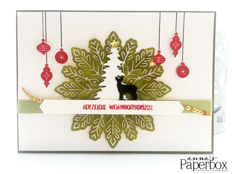 Weihnachtskarte mit Produkten von Stampin Up. Wie ein Weihnachtslied, Ausgestochen Weihnachtlich, Metallic-Schneeflocken